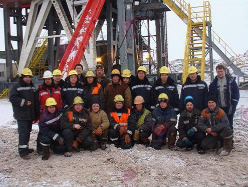 This is a group pic of KOSUN’s technicians and Russian drilling crew fighting with the extreme coldness on the site of Jetby Oilfield in Aktau,Kazakhstan.